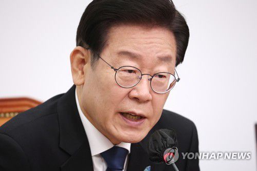 이재명, 최고위원회의 발언(서울=연합뉴스) 이정훈 기자 = 더불어민주당 이재명 대표가 18일 오전 국회에서 열린 최고위원회의에서 발언하고 있다. 2022.11.18 uwg806@yna.co.kr