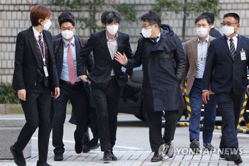 석방 후 첫 재판 출석한 남욱(서울=연합뉴스) 이지은 기자 = 남욱 변호사가 21일 오전 서울 서초구 서울중앙지방법원에서 열린 대장동 개발 사업 로비·특혜 의혹 관련 1심 속행 공판에 출석하고 있다. 남 변호사는 이날 구속기간 만료로 석방돼 불구속 상태로 재판을 받게 됐다. 2022.11.21 jieunlee@yna.co.kr