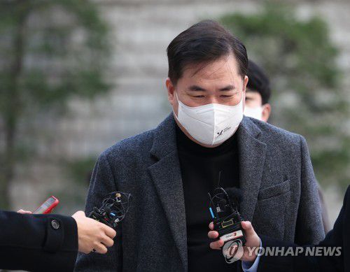 법정 향하는 유동규 전 본부장(서울=연합뉴스) 이지은 기자 = 유동규 전 성남도시개발공사 본부장이 21일 오전 서울 서초구 서울중앙지방법원에서 열린 대장동 개발 사업 로비·특혜 의혹 관련 1심 속행 공판에 출석하기 위해 법정으로 향하고 있다. 2022.11.21 jieunlee@yna.co.kr