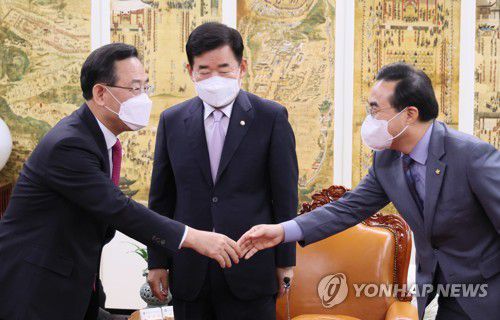 국회의장 주재 교섭단체 원대대표 주례회동(서울=연합뉴스) 이정훈 기자 = 김진표 국회의장이 21일 오후 국회 의장집무실에서 열린 교섭단체 원내대표 주례회동에서 국민의힘 주호영 원내대표(왼쪽)와 더불어민주당 박홍근 원내대표(오른쪽)의 악수하는 모습을 지켜보고 있다. 2022.11.21 uwg806@yna.co.kr