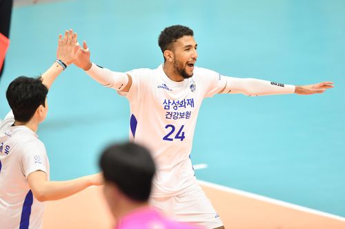 삼성화재 주포 이크바이리(서울=연합뉴스) 삼성화재 주포 이크바이리가 22일 의정부체육관에서 열린 프로배구 남자부 KB손해보험과의 경기에서 득점한 뒤 기뻐하고 있다. [한국배구연맹 제공. 재판매 및 DB 금지]
