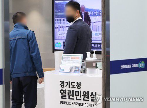 검찰, 경기도청 압수수색…정진상 이메일 확보(수원=연합뉴스) 홍기원 기자 = 서울중앙지검은 22일 더불어민주당 이재명 대표의 최측근인 정진상 대표실 정무조정실장이 근무한 경기도청을 압수수색 중이다.     검찰은 이날 오후 경기도청에 검사와 수사관을 보내 정 실장이 2018년∼2021년 도지사 비서실 정책실장으로 일했을 당시 도청 직원들과 주고받은 이메일 기록 등을 확보하고 있다.      사진은 압수수색이 진행 중인 경기도청 모습. 2022.11.22 xanadu@yna.co.kr