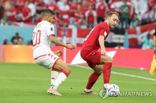 볼 다투는 에릭센(알라이얀=연합뉴스) 김주성 기자 = 22일 오후(현지시간) 카타르 알라이얀의 에듀케이션 시티 스타디움에서 열린 2022 카타르 월드컵 조별리그 D조 덴마크 대 튀니지 경기.      덴마크의 크리스티안 에릭센과 튀니지의 무함마드 다라기르이 볼을 다투고 있다.  2022.11.22 utzza@yna.co.kr