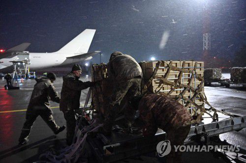 미 원조물품 하역하는 우크라 병사들[AFP 연합뉴스자료사진. 재판매 및 DB 금지]