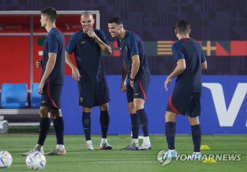 동료들과 웃으며 훈련하는 호날두[로이터=연합뉴스]