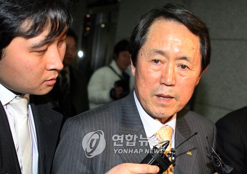 2008년 법정 나서는 김태환 전 제주지사[연합뉴스 자료 사진]