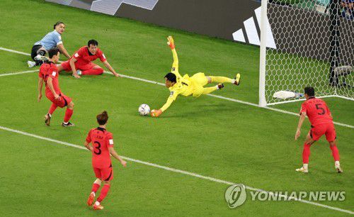 '다 막아줄게'(알라이얀=연합뉴스) 김주성 기자 = 24일 오후(현지시간) 카타르 알라이얀의 에듀케이션 시티 스타디움에서 열린 2022 카타르 월드컵 조별리그 H조 1차전 대한민국과 우루과이 경기. 대한민국 골키퍼 김승규가 우루과이의 역습을 막아내고 있다. 2022.11.25 utzza@yna.co.kr