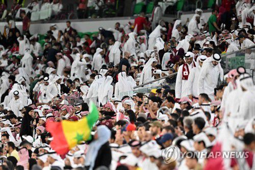 계속된 실점에 자리를 뜨는 카타르 관중들[AFP=연합뉴스]