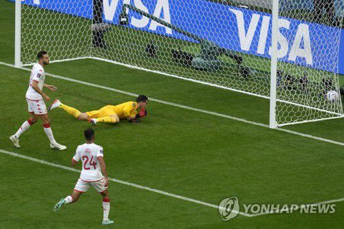 호주-튀니지전 결승골(알와크라[카타르] AP=연합뉴스) 26일 카타르 알와크라 알자눕 스타디움에서 열린 호주와 튀니지의 2022 국제축구연맹(FIFA) 카타르 월드컵 D조 조별리그 2차전, 전반 23분에 호주 듀크가 머리로 방향을 바꾼 공이 그물을 흔들고 있다.