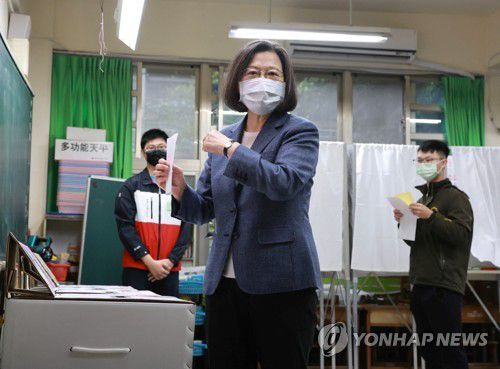 26일 지방선거서 투표하는 차이잉원(로이터=연합뉴스)