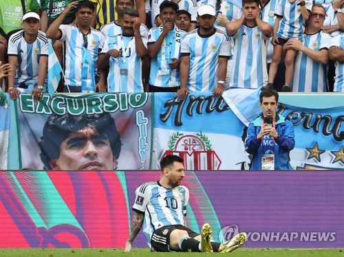 마라도나 앞에서 주저앉은 메시(루사일=연합뉴스) 임헌정 기자 = 지난 22일(현지시간) 카타르 루사일 스타디움에서 열린 2022 카타르 월드컵 조별리그 C조 1차전 아르헨티나와 사우디아라비아 경기. 아르헨티나의 리오넬 메시가 후반 1-2로 지고 있는 상황에서 공격 뒤 그라운드에 주저앉아 있다. 메시 뒤로 마라도나의 사진이 걸려 있다. 2022.11.22 kane@yna.co.kr