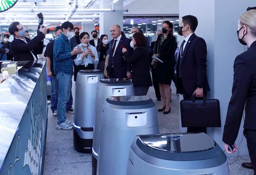 스마트빌딩 기술 설명 듣는 소보트카 의장[네이버 제공. 재판매 및 DB 금지]