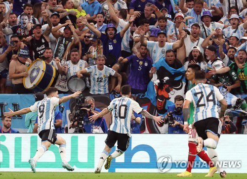 골 터진 메시 '환호'(루사일=연합뉴스) 임헌정 기자 = 27일 오전(한국시간) 카타르 루사일 스타디움에서 열린 2022 카타르 월드컵 조별리그 C조 2차전 아르헨티나와 멕시코 경기.     아르헨 리오넬 메시가 후반 골을 넣은 뒤 환호하고 있다. 2022.11.27 kane@yna.co.kr