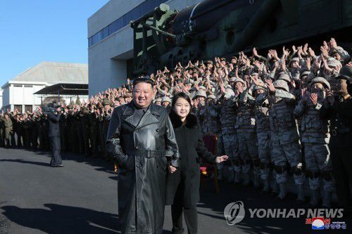 김정은, ICBM 공로자들과 기념사진…둘째딸 또 동행(평양 조선중앙통신=연합뉴스) 북한 김정은 국무위원장이 지난 18일 있었던 대륙간탄도미사일(ICBM) '화성-17형' 발사에 참여했던 공로자들과 기념사진을 찍고 그들의 노력을 평가했다.   조선중앙통신은 27일 "경애하는 김정은 동지께서 신형대륙간탄도미사일 화성포-17형 시험발사 성공에 기여한 성원들과 함께 기념사진을 찍으시였다"고 보도했다.  통신은 특히 이번 기념촬영에 "경애하는 총비서 동지께서 존귀하신 자제분과 함께 촬영장에 나왔다"고 밝혔다. 김 위원장은 지난 18일 ICBM 발사장에서 처음 공개했던 둘째 딸과 이번에도 손을 꼭 잡고 등장했다. 2022.11.27      [국내에서만 사용가능. 재배포 금지. For Use Only in the Republic of Korea. No Redistribution]   nkphoto@yna.co.kr