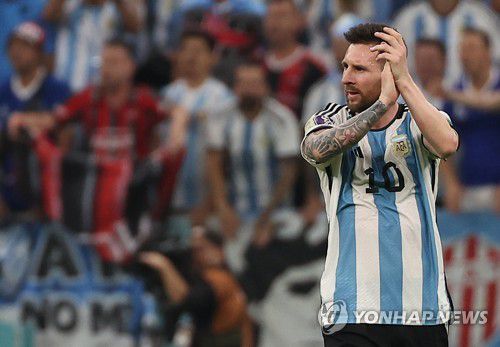 페르난데스에게 보내는 박수(루사일=연합뉴스) 임헌정 기자 = 27일 오전(한국시간) 카타르 루사일 스타디움에서 열린 2022 카타르 월드컵 조별리그 C조 2차전 아르헨티나와 멕시코 경기.     아르헨 리오넬 메시가 팀의 두번째 골인 페르난데스 득점 때 기뻐하고 있다. 2022.11.27 kane@yna.co.kr