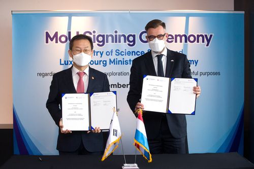 한-룩셈부르크, 우주협력 관한 양해각서 체결이종호 과학기술정보통신부 장관과 프란츠 파이요(Franz Fayot) 룩셈부르크 경제부 장관이 28일 오후 서울 서초구 JW메리어트호텔에서 우주 협력에 관한 양해각서를 체결하고 있다.
