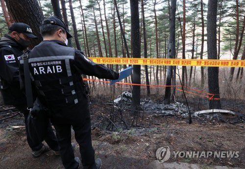 헬기 추락 현장 조사하는 국토교통부(양양=연합뉴스) 양지웅 기자 = 헬기 추락 사고 발생 이틀째인 28일 오전 강원 양양군 현북면 어성전리에서 국토교통부 항공·철도사고조사위원회 관계자들이 사고 현장을 조사하고 있다. 2022.11.28 yangdoo@yna.co.kr