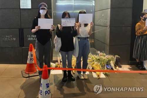 (AP=연합뉴스) 지난 28일 밤 홍콩 센트럴에서 중국 우루무치 화재 참사 희생자를 추모하는 침묵시위가 열렸다.