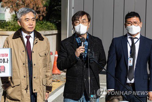 '더탐사' 취재진 한동훈 법무부 장관 스토킹 관련 경찰 조사 출두(서울=연합뉴스) 황광모 기자 = 한동훈 법무부 장관을 스토킹한 혐의로 고소된 '시민언론 더탐사' 소속의 강진구 기자(가운데)와 PD 등 관계자들이 4일 오후 서울 강남구 수서경찰서에 피의자 조사를 받기 위해 출두하기 전 기자회견을 하고 있다.     한 법무부 장관 측은 지난 9월 28일 퇴근길에 '더탐사' 취재진에게 자동차로 미행당하는 등 스토킹 피해를 당하였다며 경찰에 고소장을 냈었다. 2022.11.4 hkmpooh@yna.co.kr