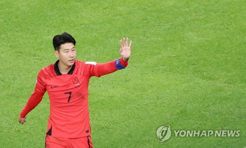 '월드클래스' 손흥민의 매너(알라이얀=연합뉴스) 김주성 기자 = 24일 오후(현지시간) 카타르 알라이얀의 에듀케이션 시티 스타디움에서 열린 2022 카타르 월드컵 조별리그 H조 1차전 대한민국과 우루과이 경기가 0-0 무승부로 끝났다. 대한민국은 승점 1점을 획득했다.      경기 종료 뒤 손흥민이 관중석의 팬들을 향해 인사하고 있다. 2022.11.25 utzza@yna.co.kr