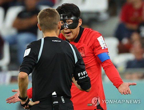 심판 판정 항의하는 손흥민(알라이얀=연합뉴스) 김도훈 기자 = 24일 오후(현지시간) 카타르 알라이얀의 에듀케이션 시티 스타디움에서 열린 2022 카타르 월드컵 조별리그 H조 1차전 대한민국과 우루과이 경기. 대표팀 손흥민이 주심의 판정에 대해 항의 하고 있다. 2022.11.25 superdoo82@yna.co.kr