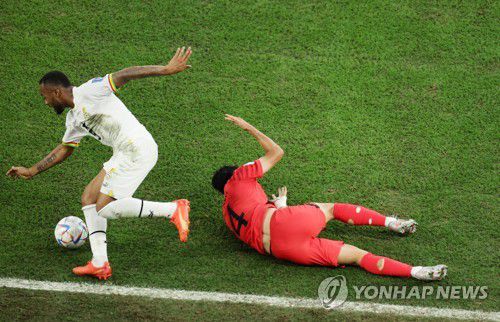 태클에 쓰러진 김민재(알라이얀=연합뉴스) 김주성 기자 = 28일 오후(현지시간) 카타르 알라이얀의 에듀케이션 시티 스타디움에서 열린 2022 카타르 월드컵 조별리그 H조 2차전 대한민국과 가나의 경기. 한국 김민재가 가나 조르당 아유 태클에 쓰러져 있다. 2022.11.28 utzza@yna.co.kr