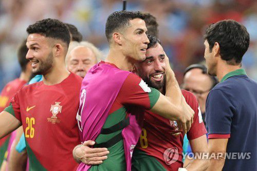 페르난드스 축하해주는 호날두(루사일=연합뉴스) 김주성 기자 = 28일 오후(현지시간) 카타르 루사일 스타디움에서 열린 2022 카타르 월드컵 조별리그 H조 2차전 포르투갈 대 우루과이의 경기. 2-0 포르투갈의 승리로 경기 종료 후 크리스티아누 호날두가 멀티골을 넣은 페르난드스를 축하해주고 있다. 2022.11.29 utzza@yna.co.kr