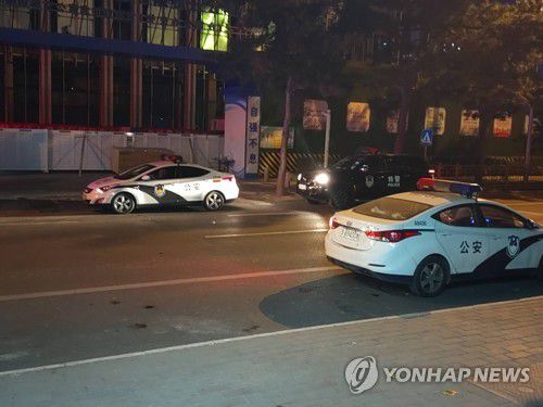 '시위 원천봉쇄' 중국 베이징 중심가에 배치된 경찰차(베이징=연합뉴스) 조준형 특파원 = 주말인 26∼27일 중국 베이징, 상하이 등 주요 도시에서 봉쇄 중심의 고강도 제로 코로나 정책에 항의하는 시위가 열린 뒤 베이징 등 일부 대도시에서는 후속 시위를 원천 차단하기 위해 경찰력이 대거 동원됐다     29일 밤 각국 주중대사관이 밀집한 베이징 차오양구 르탄(日壇)공원 주변에 경찰 차량이 대거 배치된 가운데, 일부 차량이 도로변에 대기하고 있다.  2022.11.29 jhcho@yna.co.kr