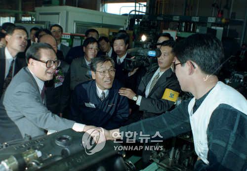 장쩌민 중국 국가주석이 방한당시 울산 현대자동차를 방문한 모습 (서울=연합뉴스) 장쩌민 중국 국가주석이 1995년 11월 16일 울산 현대자동차를 방문, 생산라인에서 근무하던 한 직원과 반갑게 악수를 나누고 있는 모습. [연합뉴스 자료사진]  <저작권자 ⓒ 2001 연 합 뉴 스. 무단전재-재배포 금지.>