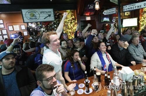 미국 매사추세츠 주점에 모인 응원단[EPA 연합뉴스 자료사진. 재판매 및 DB 금지]