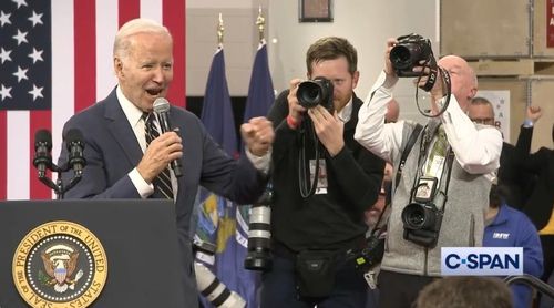 미국의 월드컵 16강 진출에 'USA'를 외치며 주먹을 불끈 쥔 바이든 대통령[C-SPAN 트위터 캡처. 재판매 및 DB 금지]