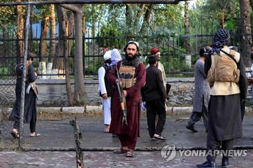 9월 카불 폭탄 테러 현장에서 경계 활동 중인 탈레반.(기사내용과는 상관없음)[EPA 연합뉴스 자료사진. 재판매 및 DB 금지]
