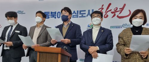 성명서 발표하는 민주당 창원시의회 의원들[촬영 김선경]