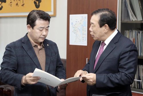 박정 의원 만나 국비 지원 건의하는 최민호 세종시장(세종=연합뉴스) 최민호 세종시장(오른쪽)이 1일 국회를 방문, 국회 예산결산특별위원회 간사인 더불어민주당 박정 의원에게 내년도 주요 사업에 대한 국비 지원을 건의하고 있다. 2022.12.1 [제공. 재판매 및 DB 금지]