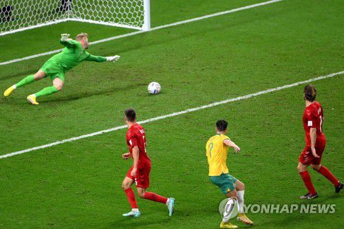 16년 만에 호주를 월드컵 16강으로 이끈 레키의 결승골 장면 [AFP=연합뉴스]