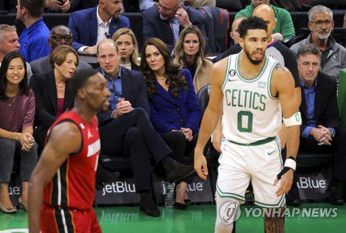 49점을 폭격한 제이슨 테이텀(오른쪽)[AP=연합뉴스]