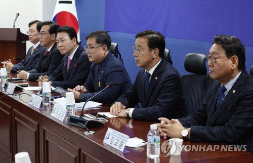 발언하는 더불어민주당 김성환 정책위의장(서울=연합뉴스) 이정훈 기자 = 더불어민주당 김성환 정책위의장이 1일 오전 국회 의원회관 더불어민주당 정책실에서 열린 여야 '3+3 정책 협의체' 첫 회의에서 발언하고 있다.      왼쪽부터 국민의힘 이만희 행안위 간사·송언석 원내수석부대표·성일종 정책위의장·더불어민주당 김성환 정책위의장·위성곤 원내정책수석부대표·김교흥 행안위 간사. 2022.12.1 uwg806@yna.co.kr