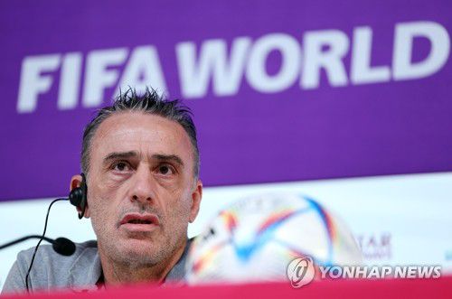벤투 감독, 포르투갈전 공식 기자회견(알라이얀=연합뉴스) 김도훈 기자 = 2022 카타르 월드컵 조별리그 3차전 포르투갈과의 경기를 하루 앞둔 1일(현지시간) 카타르 알라이얀의 카타르 국립 컨벤션센터(QNCC)에 마련된 미디어센터(MMC)에서 파울루 벤투 감독이 기자회견을 하고 있다. 2022.12.1 superdoo82@yna.co.kr