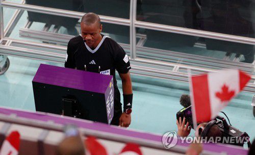 VAR로 페널티킥 상황을 살피는 심판[로이터=연합뉴스 자료사진]
