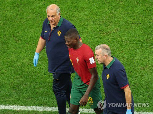 경기장 나서는 누누 멘드스(루사일=연합뉴스) 김도훈 기자 = 28일 오후(현지시간) 카타르 루사일 스타디움에서 열린 2022 카타르 월드컵 조별리그 H조 2차전 포르투갈 대 우루과이의 경기. 포르투갈 누누 멘드스가 부상으로 경기장을 나서고 있다. 2022.11.29 superdoo82@yna.co.kr