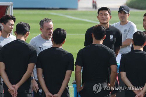 훈련 지도하는 벤투 감독(도하=연합뉴스) 김주성 기자 = 2022 카타르 월드컵 조별리그 3차전 포르투갈과의 경기를 앞둔 축구대표팀의 파울루 벤투 감독이 1일 오전(현지시간) 카타르 도하 알에글라 훈련장에서 훈련을 지도하고 있다. 2022.12.1 utzza@yna.co.kr