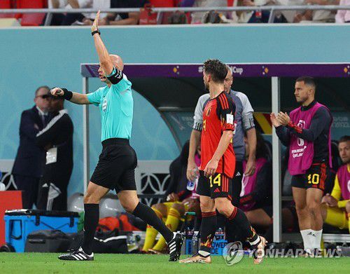 페널티킥 취소하는 테일러 주심(알라이얀=연합뉴스) 김도훈 기자 = 1일(현지시간) 카타르 알라이얀 아흐마드 빈 알리 스타디움에서 열린 2022 카타르 월드컵 조별리그 F조 3차전 크로아티아와 벨기에의 경기. 앤서니 테일러 주심이 VAR 판정을 통해 크로아티아에 주어진 페널티킥을 오프사이드를 이유로 취소하고 있다. 2022.12.2 superdoo82@yna.co.kr