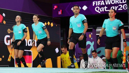 월드컵, 금녀의 벽을 깨다(알코르=연합뉴스) 김도훈 기자 = 1일(현지시간) 카타르 알코르 알바이트 스타디움에서 열린 2022 카타르 월드컵 조별리그 E조 3차전 코스타리카와 독일의 경기. 스테파니 프라파르 주심(왼쪽 두번째)를 비롯해 선심 및 대기심이 경기장에 들어서고 있다.     프라파르는 월드컵 역사상 처음으로 본선 경기 공식 심판으로 나선 여성으로 기록됐다.     왼쪽부터 네우사 백 부심, 프라파르 주심, 사이드 마르티네스 대기심, 카렌 디아스 메디나 부심. 2022.12.2 superdoo82@yna.co.kr