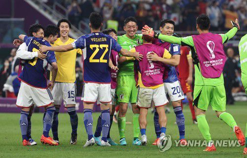 일본, 스페인 꺾고 조1위로 16강 진출(알라이얀=연합뉴스) 임헌정 기자 = 2일 오전(한국시간) 카타르 알라이얀의 칼리파 인터내셔널 스타디움에서 열린 2022 카타르 월드컵 조별리그 E조 3차전 일본과 스페인 경기.      2-1 승리를 거둔 일본 선수들이 경기 종료 뒤 환호하고 있다. 2022.12.2 kane@yna.co.kr