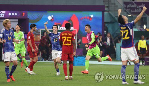 일본, 스페인 꺾고 조1위로 16강 진출(알라이얀=연합뉴스) 임헌정 기자 = 2일 오전(한국시간) 카타르 알라이얀의 칼리파 인터내셔널 스타디움에서 열린 2022 카타르 월드컵 조별리그 E조 3차전 일본과 스페인 경기.      2-1 승리를 거둔 일본 선수들이 경기 종료 뒤 환호하고 있다. 2022.12.2 kane@yna.co.kr