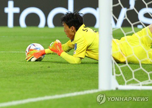 김승규 '절대 막는다!'(알라이얀=연합뉴스) 김도훈 기자 = 24일 오후(현지시간) 카타르 알라이얀의 에듀케이션 시티 스타디움에서 열린 2022 카타르 월드컵 조별리그 H조 1차전 대한민국과 우루과이 경기. 대표팀 골키퍼 김승규가 우루과이 다르윈 누녜스의 크로스를 막아내고 있다. 2022.11.25 superdoo82@yna.co.kr