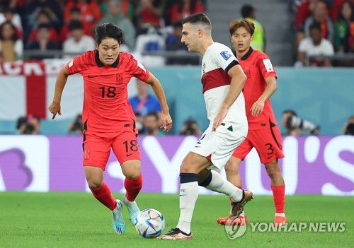 이강인, 공 바라보며(알라이얀=연합뉴스) 김도훈 기자 = 3일 오전(한국시간) 카타르 알라이얀의 에듀케이션 시티 스타디움에서 열린 2022 카타르 월드컵 조별리그 H조 3차전 대한민국과 포르투갈 경기. 한국 이강인이 공을 바라보며 포르투갈 선수를 압박하고 있다. 2022.12.3 superdoo82@yna.co.kr