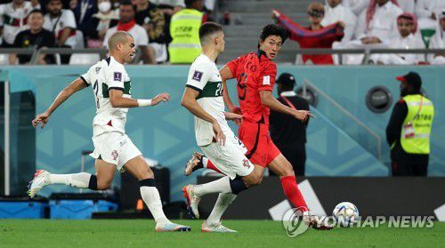 드리블하는 조규성(알라이얀=연합뉴스) 임헌정 기자 = 3일 오전(한국시간) 카타르 알라이얀의 에듀케이션 시티 스타디움에서 열린 2022 카타르 월드컵 조별리그 H조 3차전 대한민국과 포르투갈 경기. 조규성이 실바를 피해 드리블을 하고 있다. 2022.12.3 kane@yna.co.kr