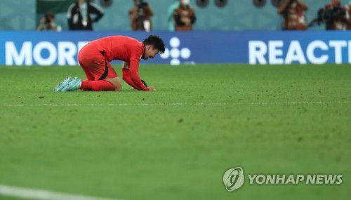 손흥민 '이겼다!'(알라이얀=연합뉴스) 임헌정 기자 = 3일 오전(한국시간) 카타르 알라이얀의 에듀케이션 시티 스타디움에서 열린 2022 카타르 월드컵 조별리그 H조 3차전 대한민국과 포르투갈 경기. 2-1로 승리하며 경기가 종료되자 손흥민이 그라운드에 엎드리고 있다. 2022.12.3 kane@yna.co.kr