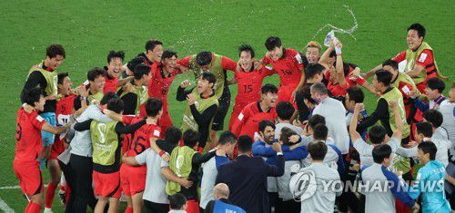 '16강 진출이다!'(알라이얀=연합뉴스) 김주성 기자 = 3일 오전(한국시간) 카타르 알라이얀의 에듀케이션 시티 스타디움에서 열린 2022 카타르 월드컵 조별리그 H조 3차전 대한민국과 포르투갈 경기. 포르투갈을 2-1로 이기며 16강 진출에 성공한 한국 선수들이 기뻐하고 있다. 2022.12.3 utzza@yna.co.kr